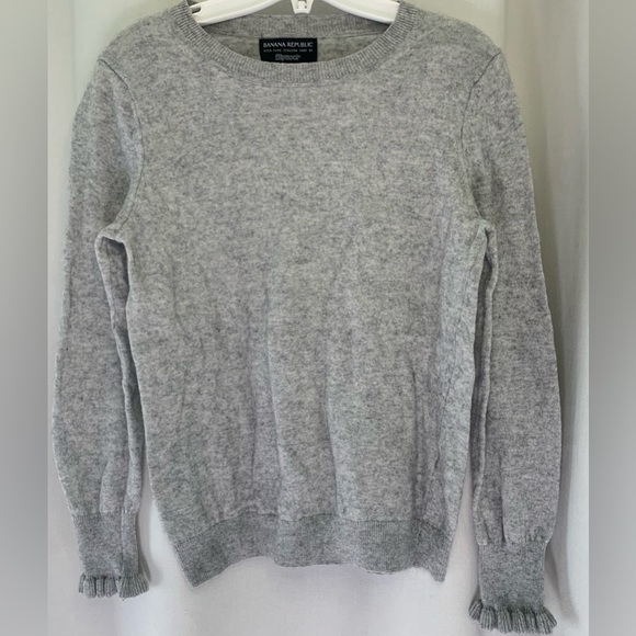 Banana Republic Woman's Gray Sweater w/Ruffle Cuffs, Fine Wool; Size Petite M - Picture 1 of 9